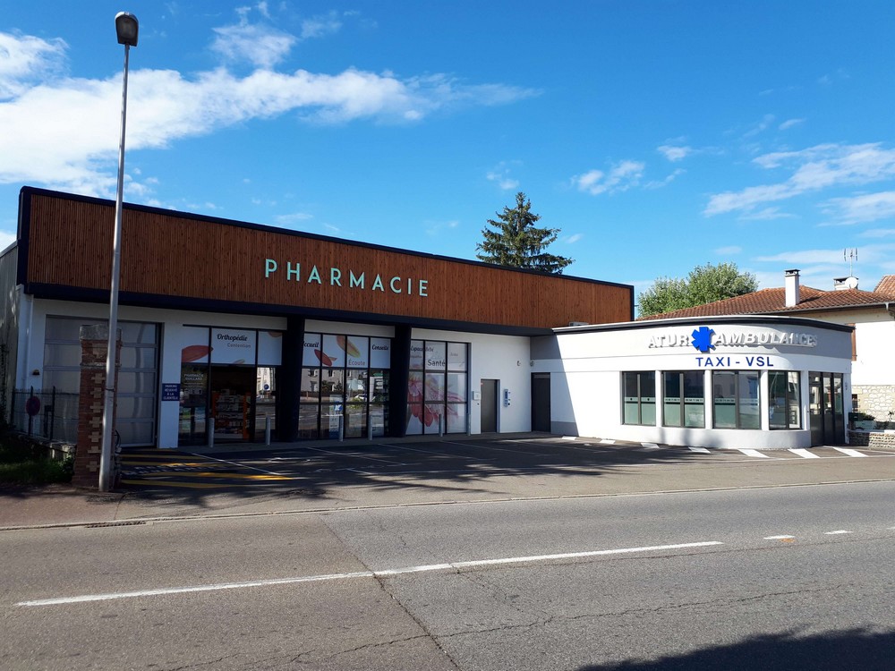 Bâtiment industriel transformé en pharmacie à Aire sur Adour