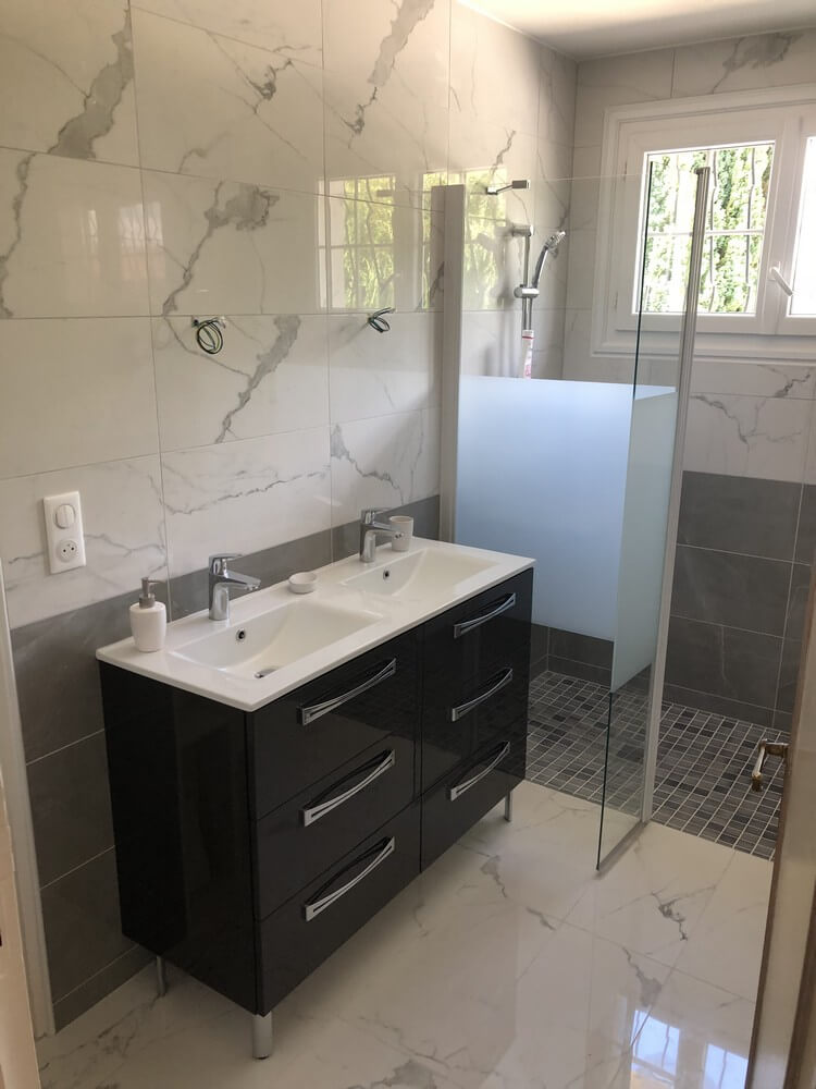 Pose de carrelage dans une salle d'eau neuve