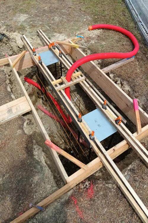 Réalisation d'un massif béton pour signalétique à Aire sur l'Adour