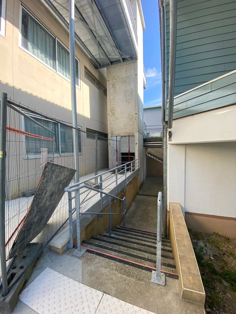 Commerce Le Vignau équipé d'une rampe d'accès en béton