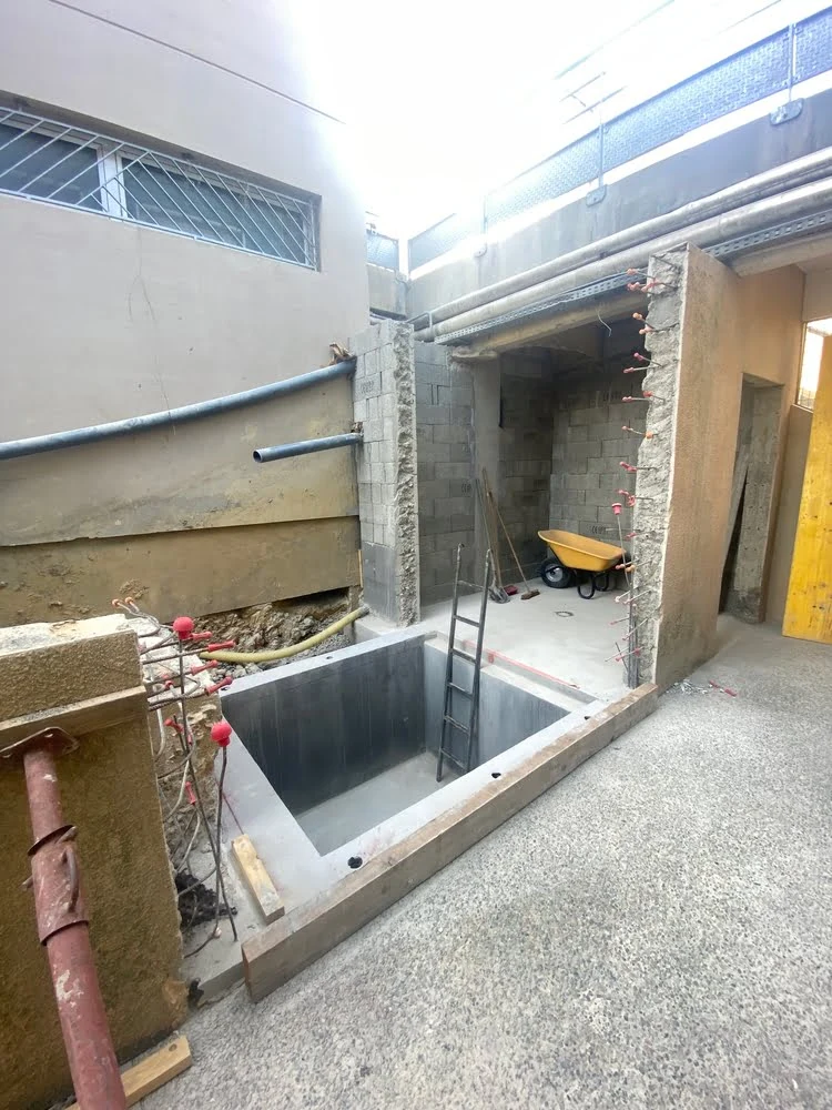 Commerce Le Vignau équipé d'une rampe d'accès en béton