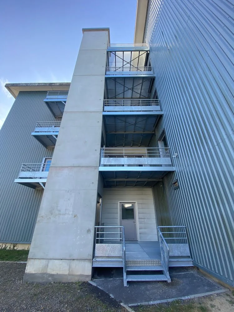 Commerce Le Vignau équipé d'une rampe d'accès en béton