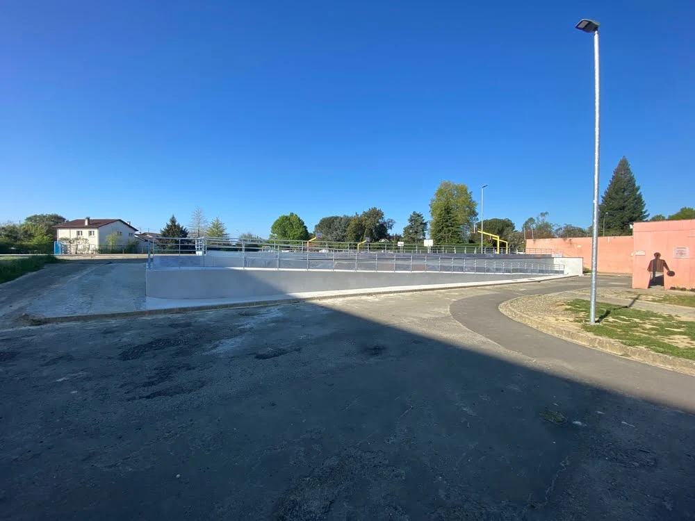 Commerce Le Vignau équipé d'une rampe d'accès en béton