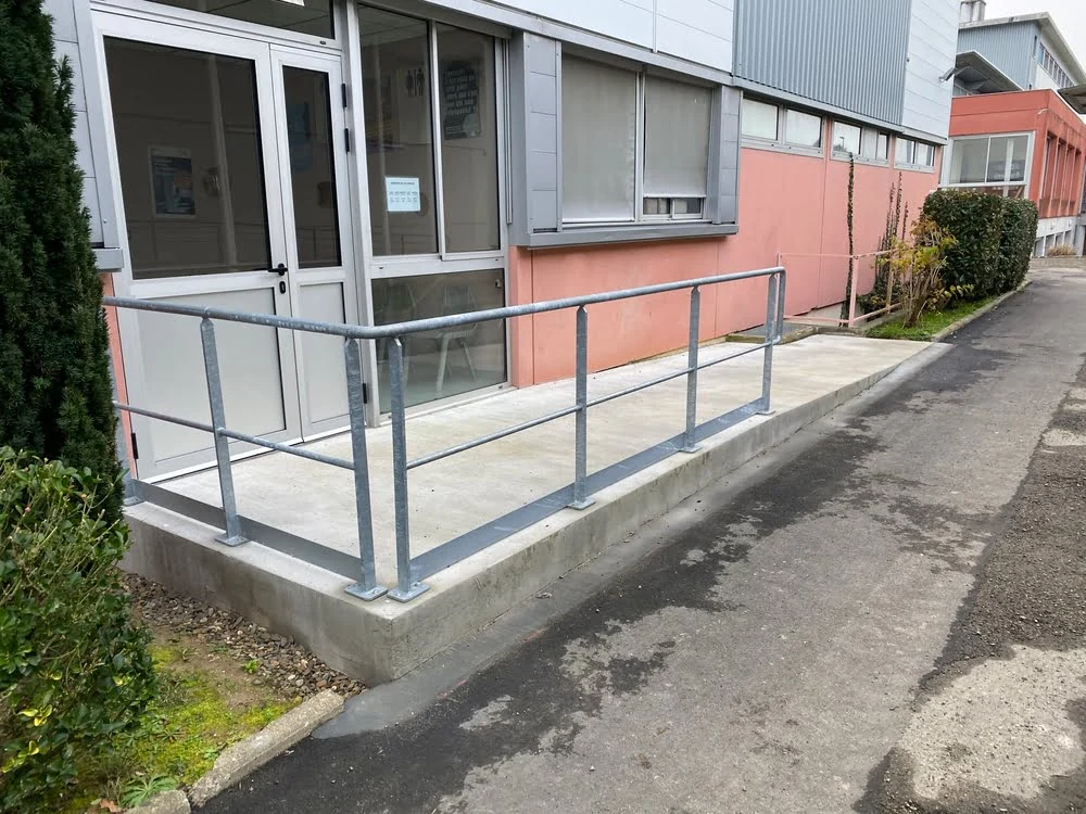 Commerce Le Vignau équipé d'une rampe d'accès en béton