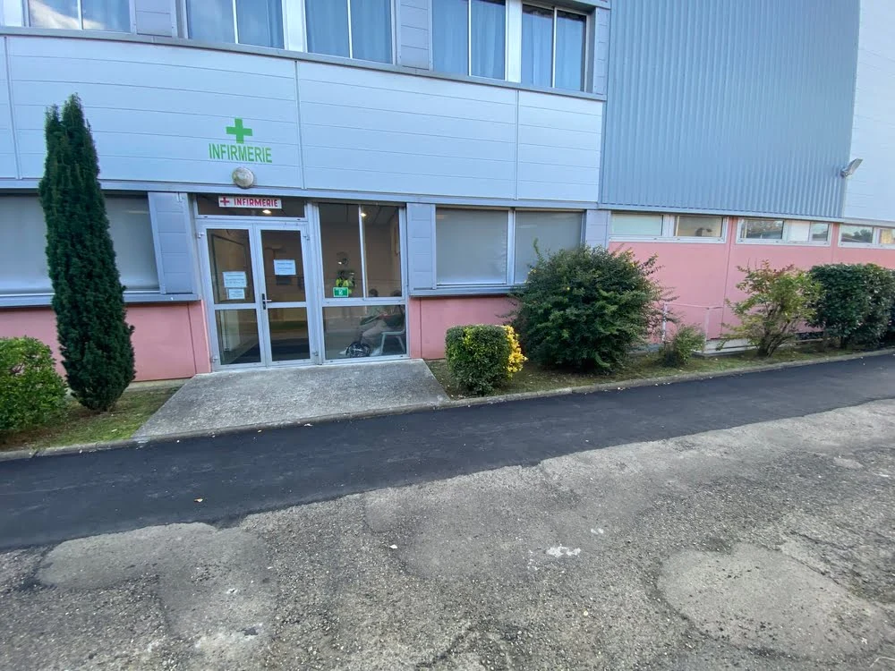 Commerce Le Vignau équipé d'une rampe d'accès en béton