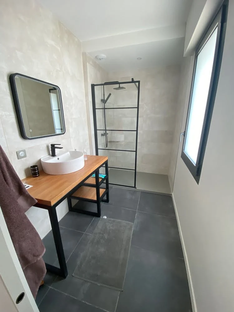 Transformation salle de bain en salle d'eau pour personnes à mobilité réduite - avant