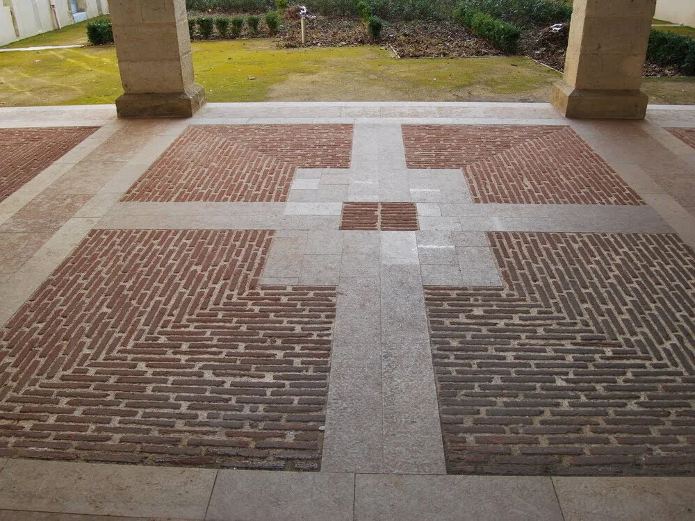 Terrasse rénovée en béton désactivé et pavés