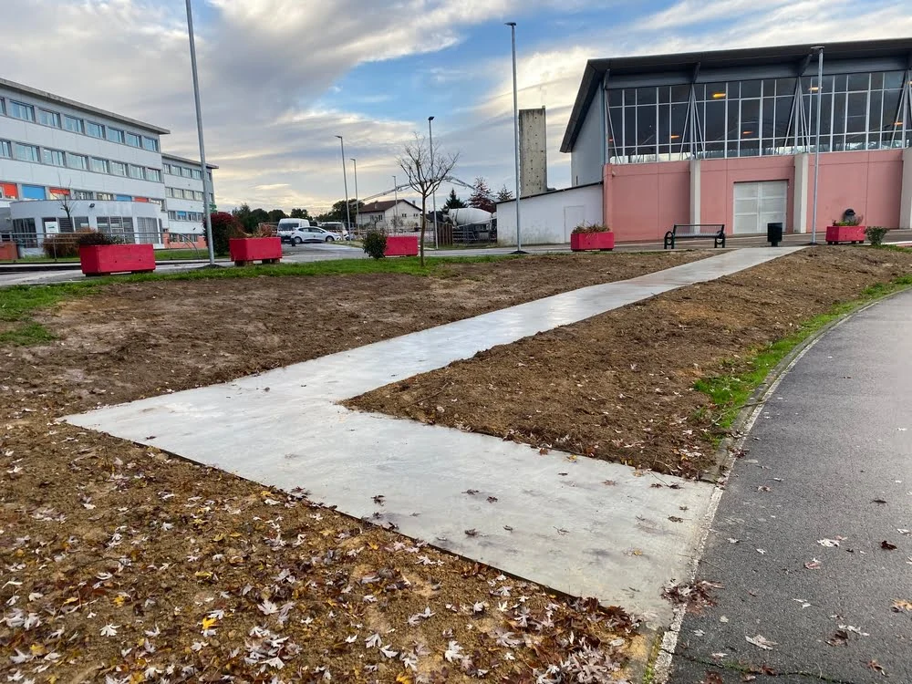 Commerce Le Vignau équipé d'une rampe d'accès en béton
