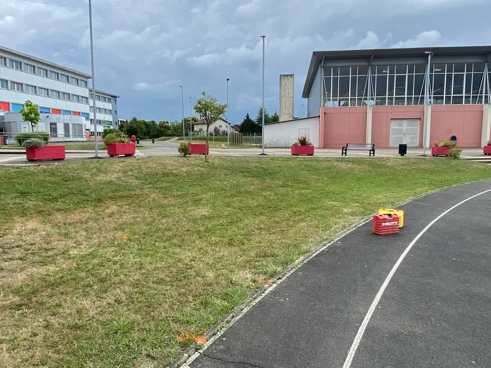 Commerce Le Vignau équipé d'une rampe d'accès en béton