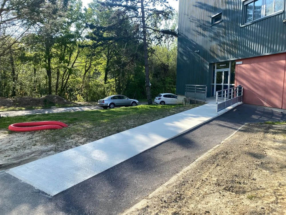 Commerce Le Vignau non accessible aux handicapés