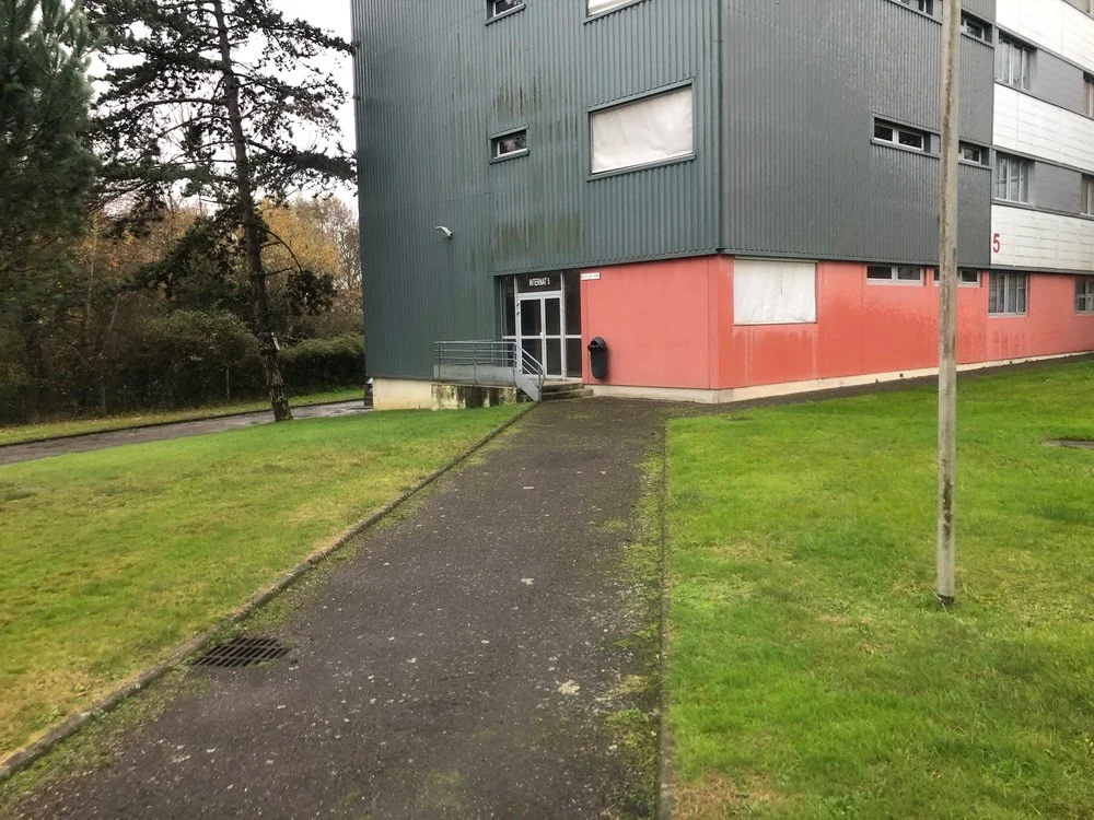 Commerce Le Vignau non accessible aux handicapés