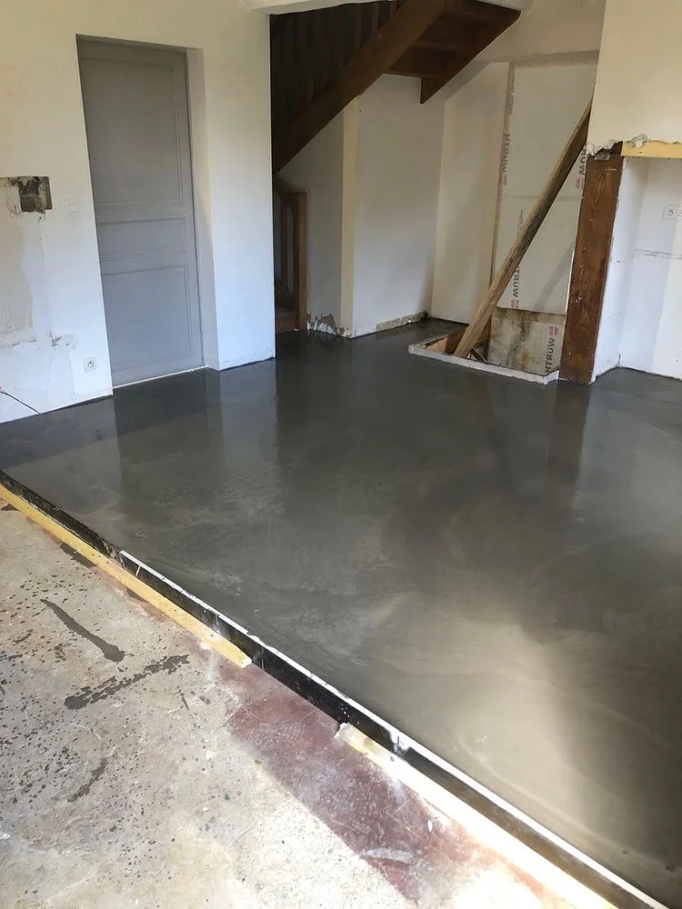 Pose de carrelage de sol intérieur