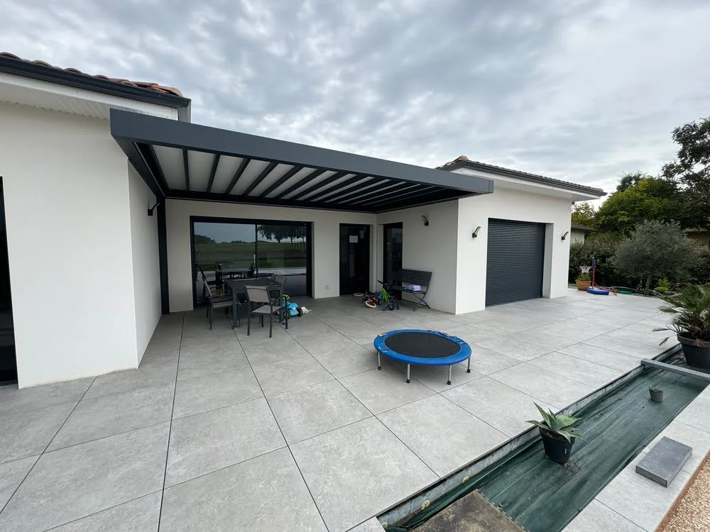 Terrasse rénovée en béton désactivé et pavés