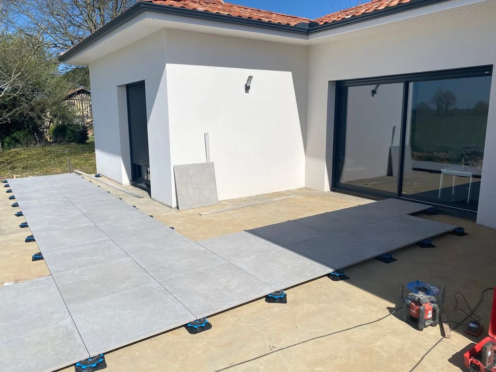 Rénovation d'une terrasse en béton désactivé avec joints en pavés