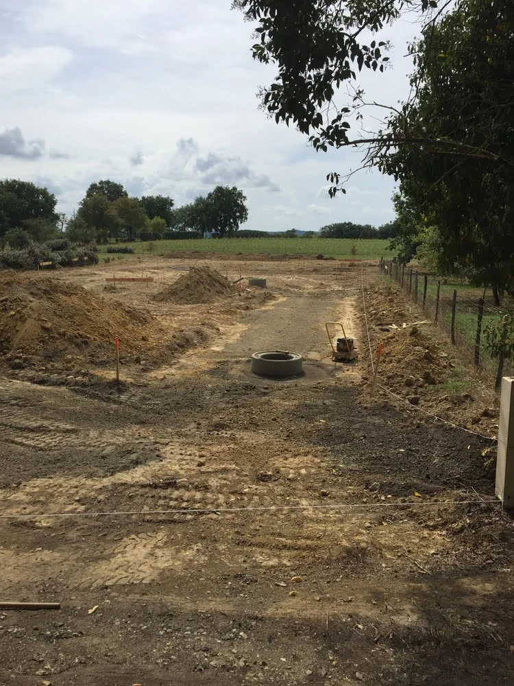 terrassement-chemin-acces-landes-gers Maison ancienne à Moncla avant réhabilitation par l'entreprise Pellarini